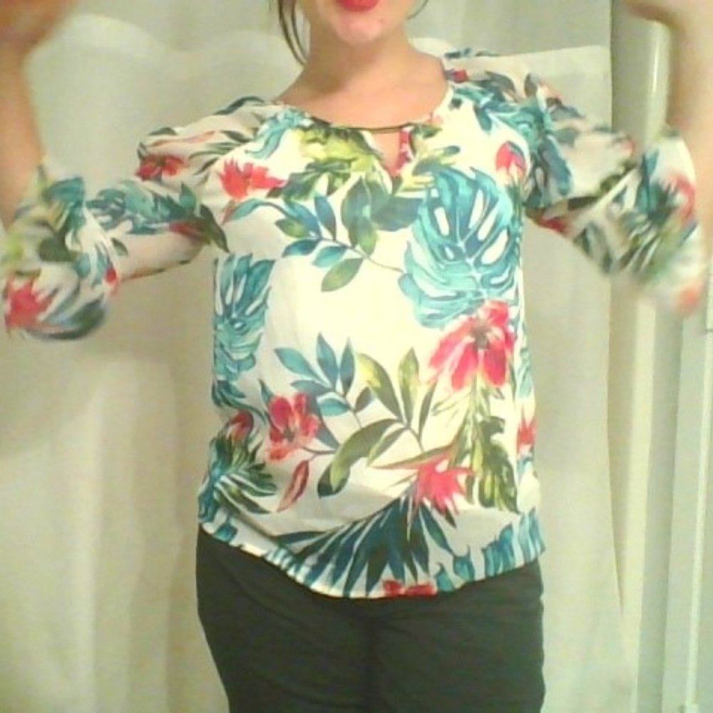 Cold shoulder,, big sleeves!